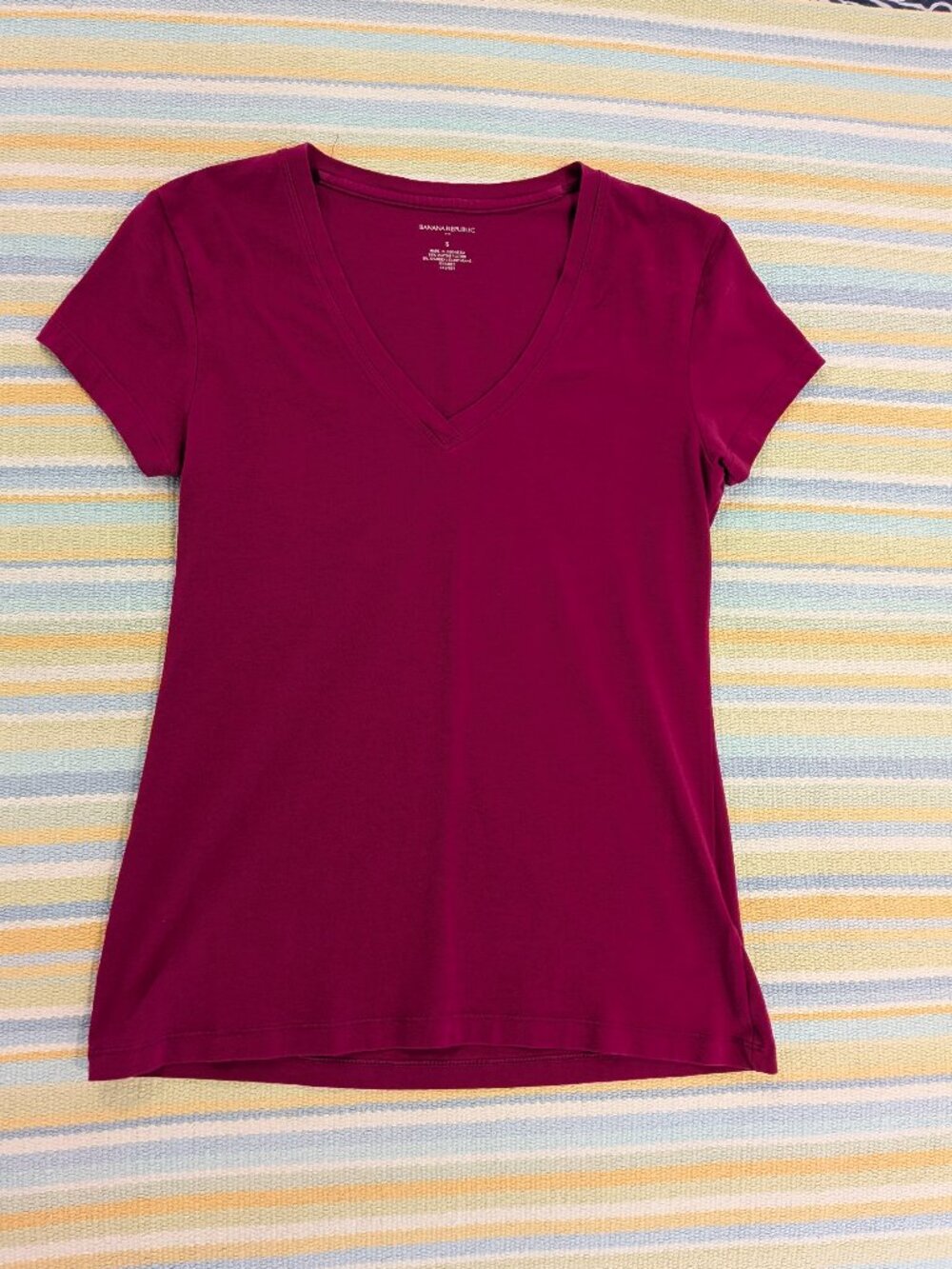 Banana Republic Magenta Vneck tee size Small